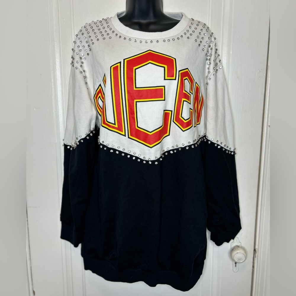 AKIRA Black and White QUEEN Sweatshirt